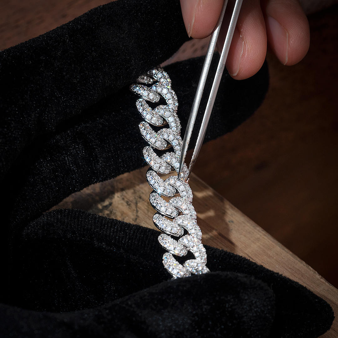 MOISSANITE VS DIAMONDS